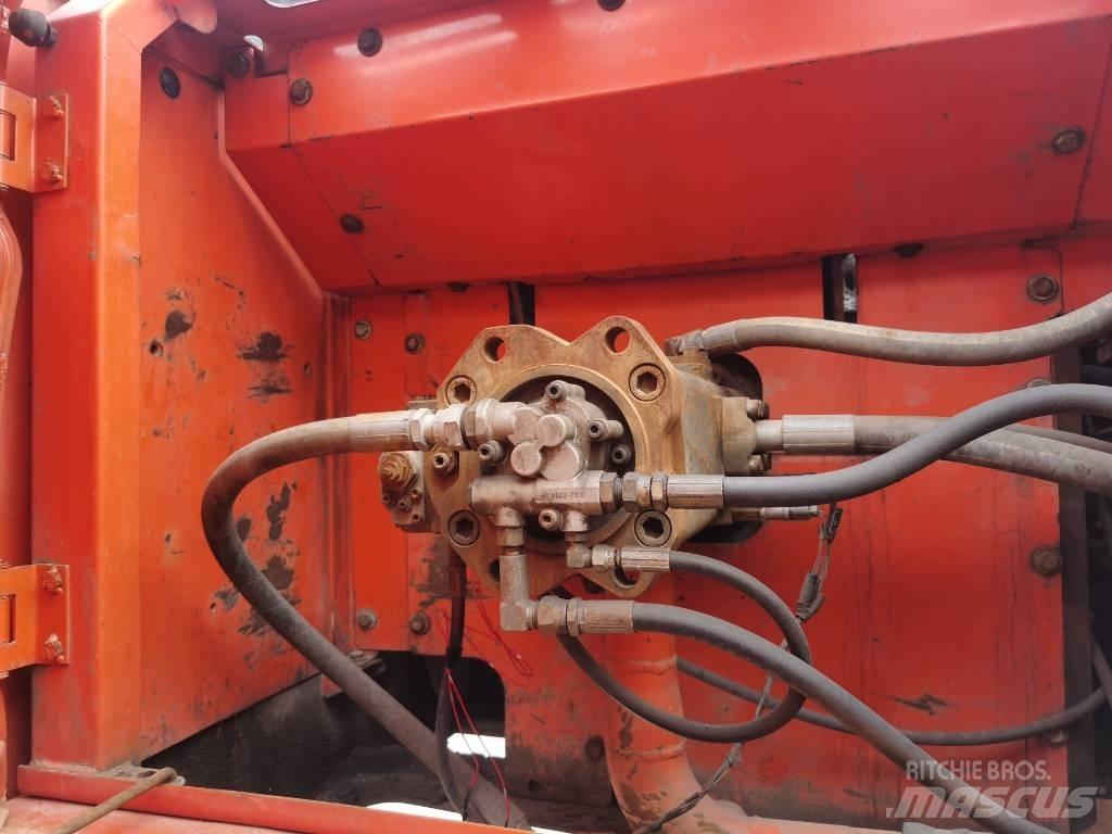 Doosan DX 300 LC Bagri goseničarji