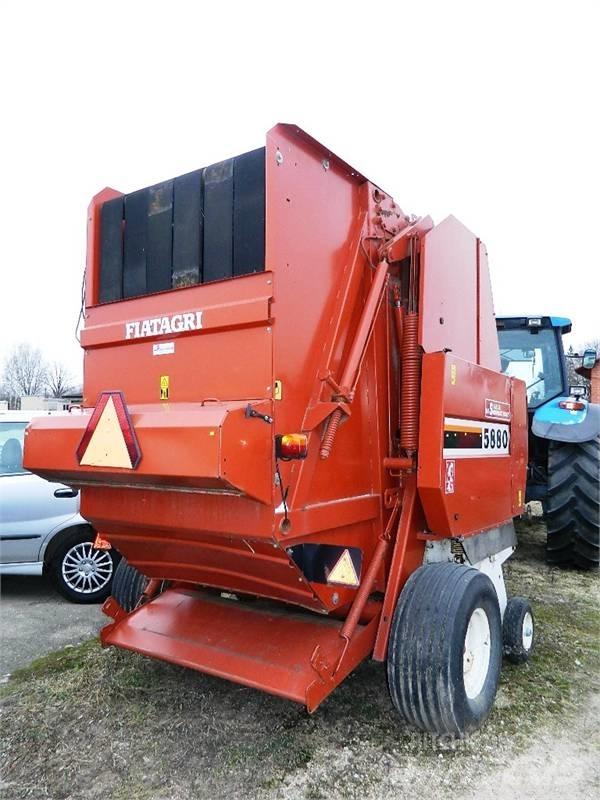 New Holland 5880 Balirke (okrogle bale)