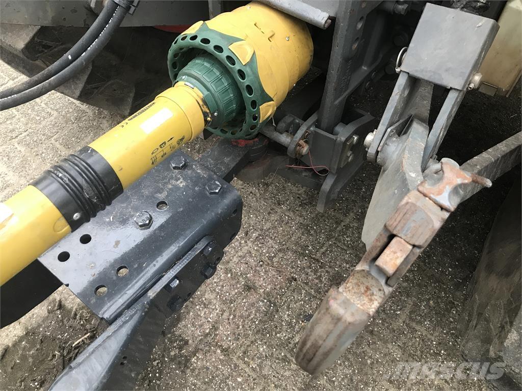 Fendt 411 Com2 Traktorji