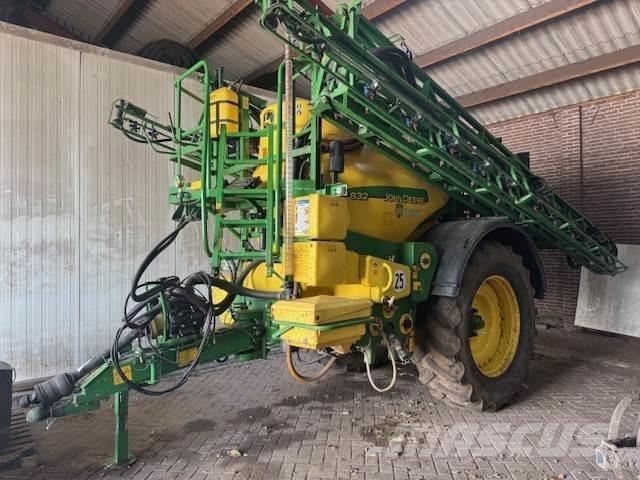 John Deere 832 Samohodne škropilnice
