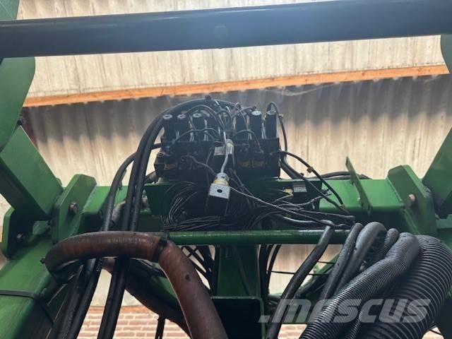 John Deere 832 Samohodne škropilnice