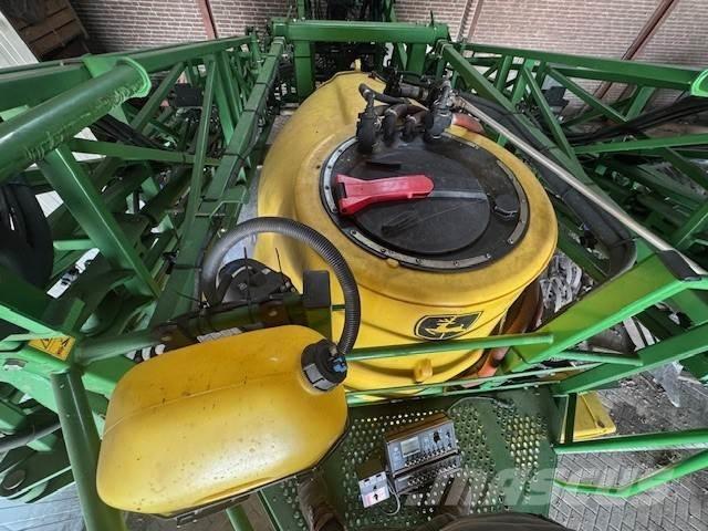 John Deere 832 Samohodne škropilnice