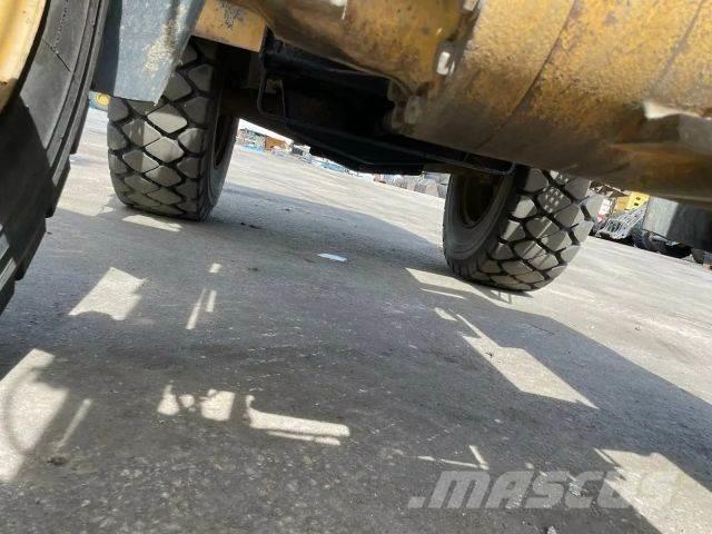 CAT IT 14 G Kolesni nakladalci