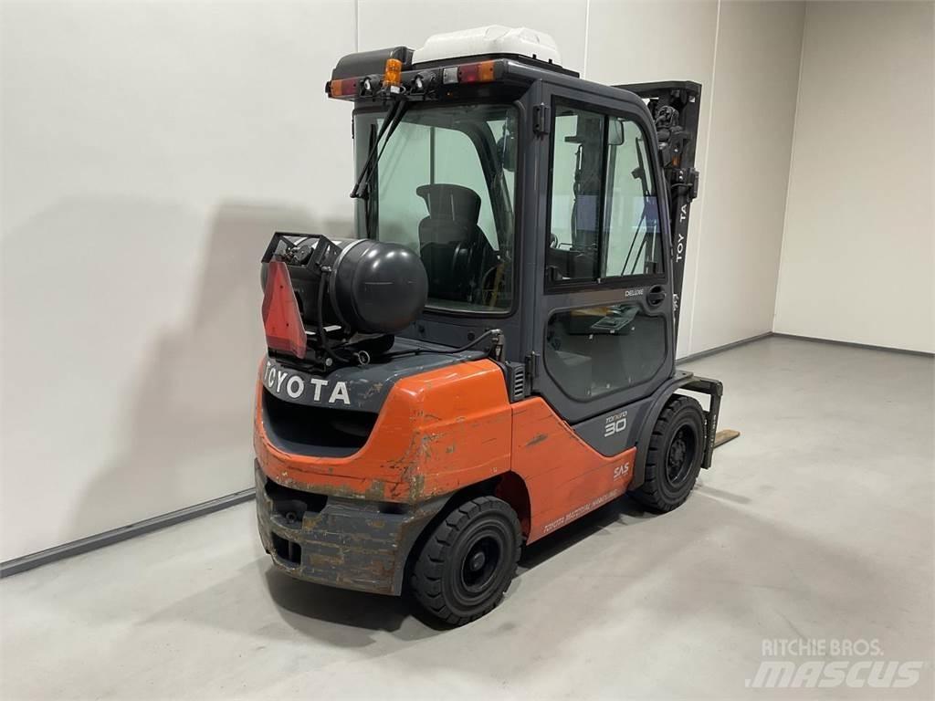 Toyota 02-8FGF30 Plinski viličarji