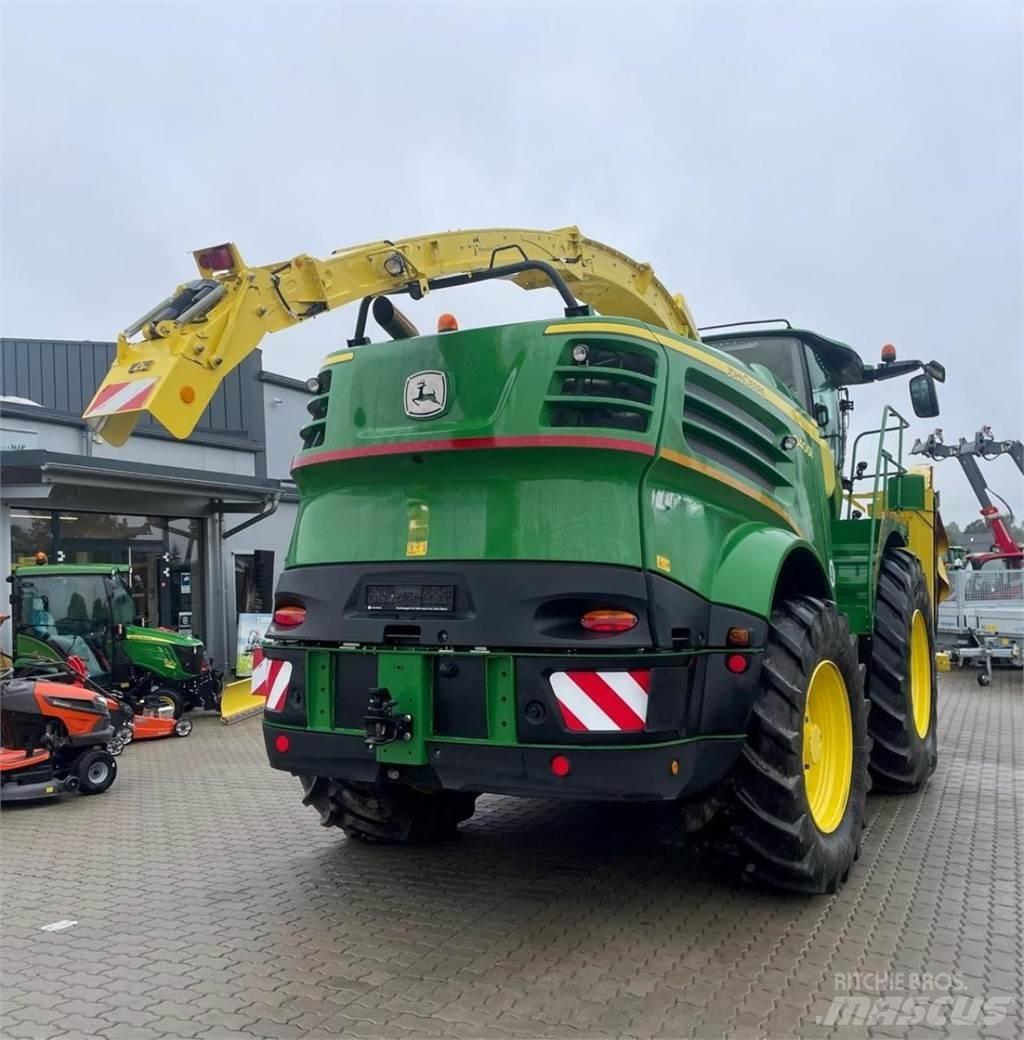 John Deere 8400 i Stroji za krmo na lastni pogon