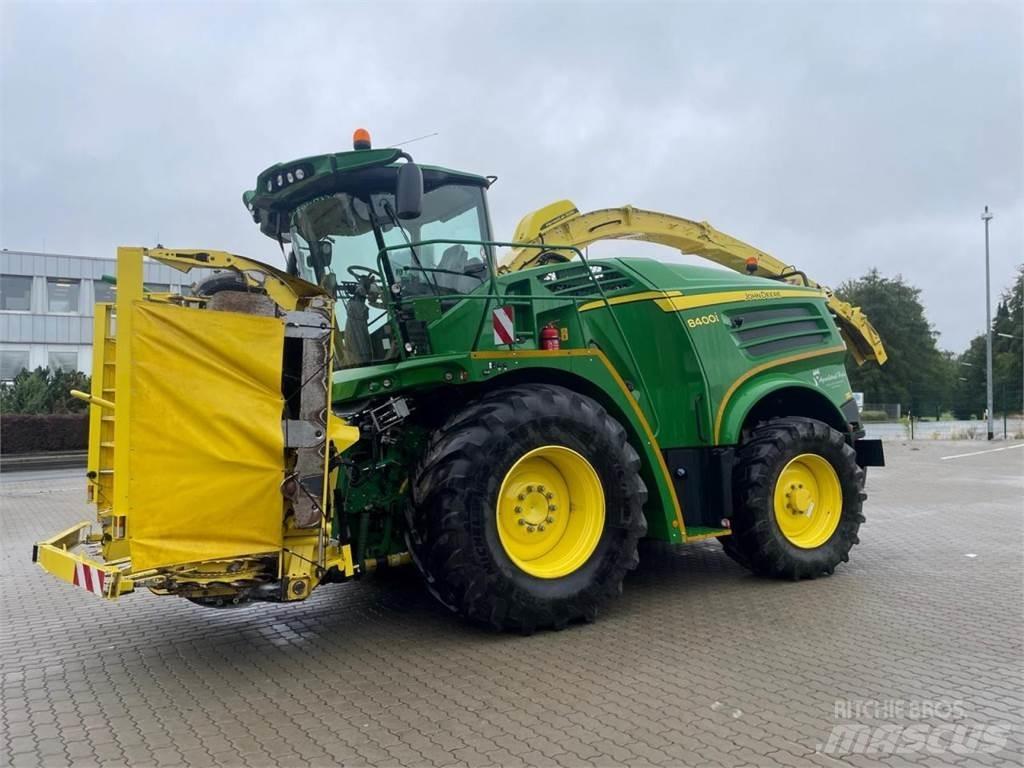 John Deere 8400 i Stroji za krmo na lastni pogon