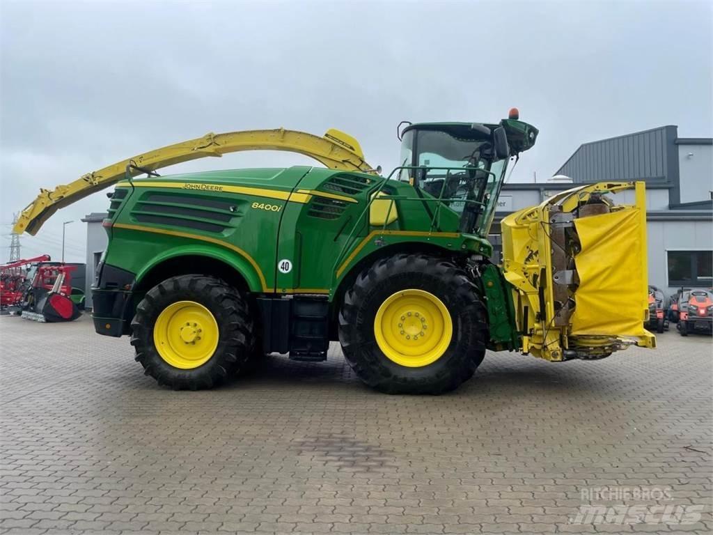 John Deere 8400 i Stroji za krmo na lastni pogon
