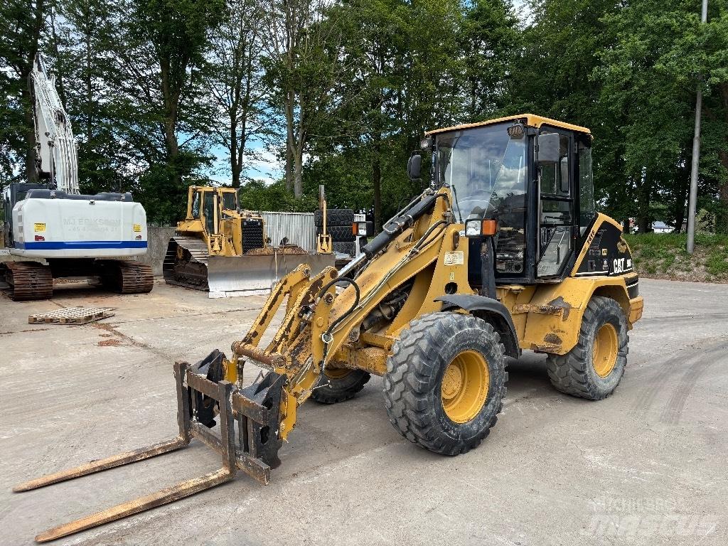 CAT 908 Kolesni nakladalci
