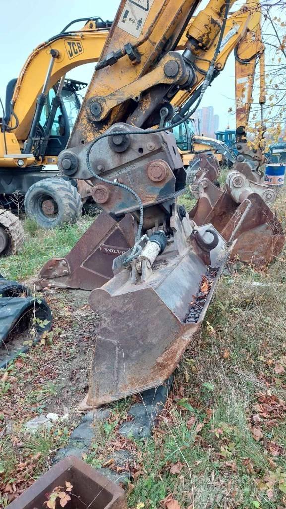 JCB JS 220 LC Bagri goseničarji