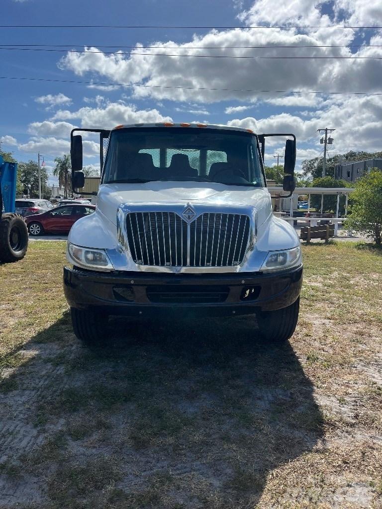 International 4200 Tovornjaki s kesonom/platojem