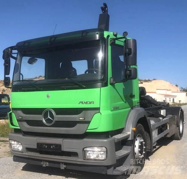 Mercedes-Benz 1829 Razstavljivi tovornjaki z žičnimi dvigali