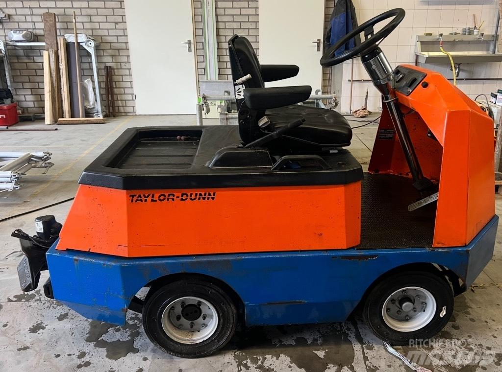 Taylor-Dunn C425 Vlečna vozila
