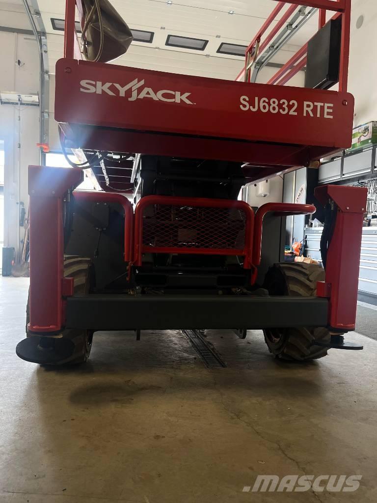 SkyJack SJ 6832 RTE Škarjaste dvižne ploščadi