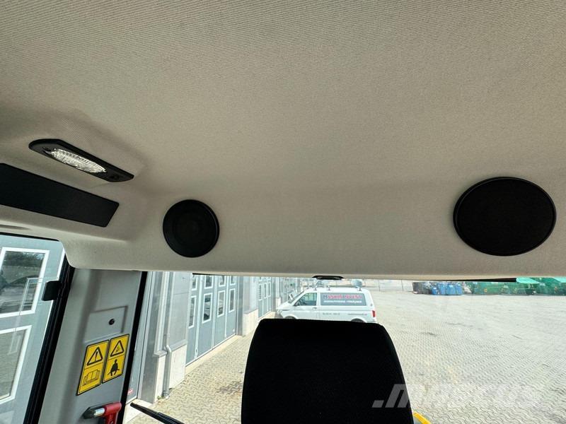 JCB 413 2.800h Kolesni nakladalci