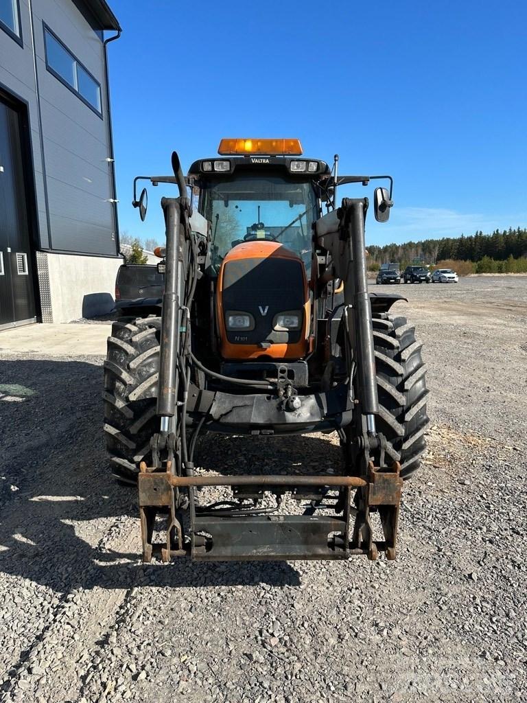 Valtra N101 Traktorji