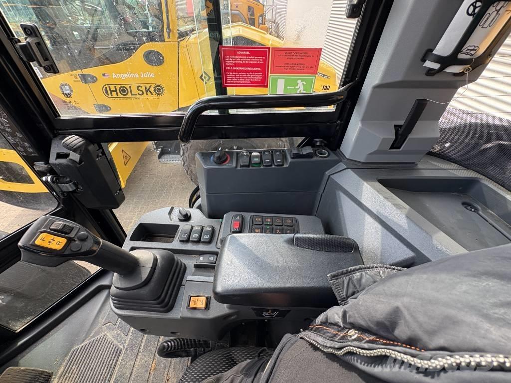 CAT 906 Kolesni nakladalci