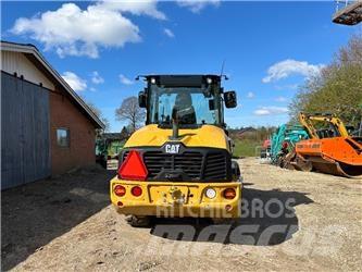 CAT 906 Kolesni nakladalci