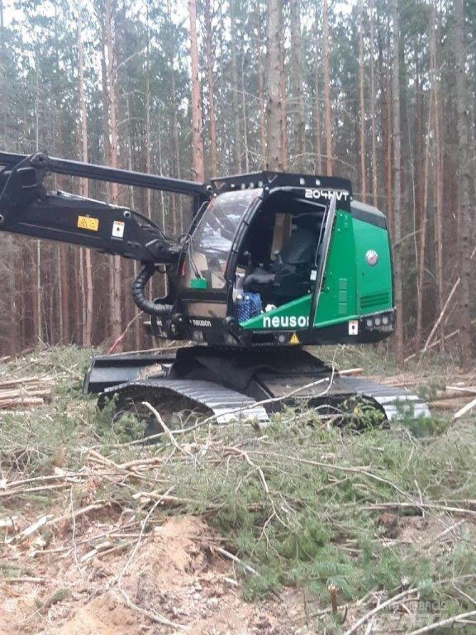 Neuson 204 HVT Harvesterji