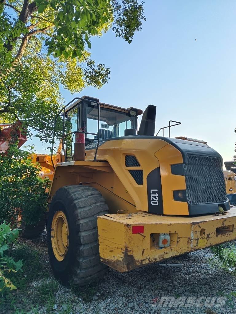 Volvo L 120 Kolesni nakladalci