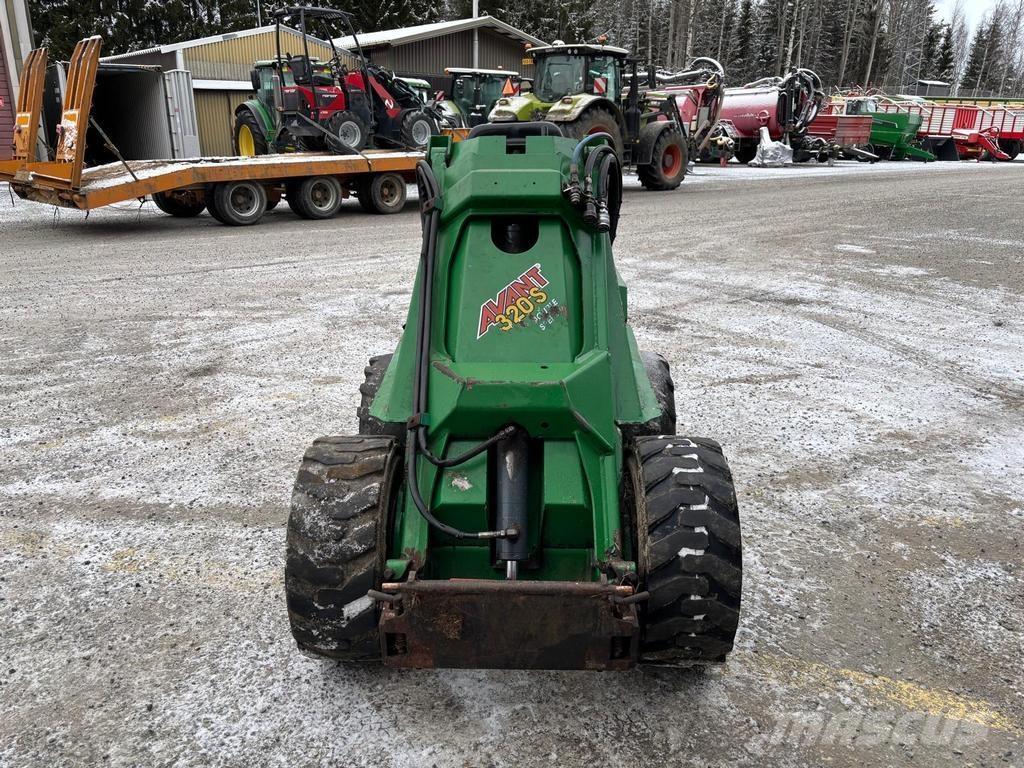 Avant 320 Večnamenski nakladalci