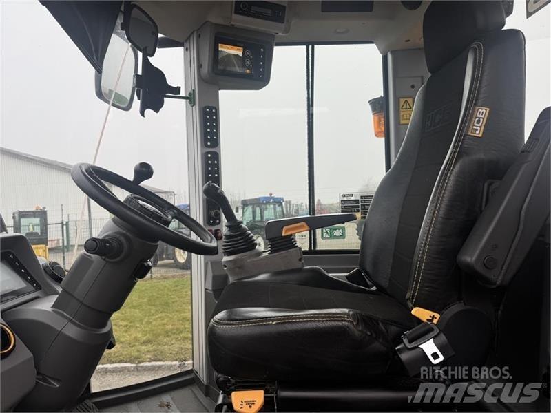 JCB 427 Agri Kolesni nakladalci