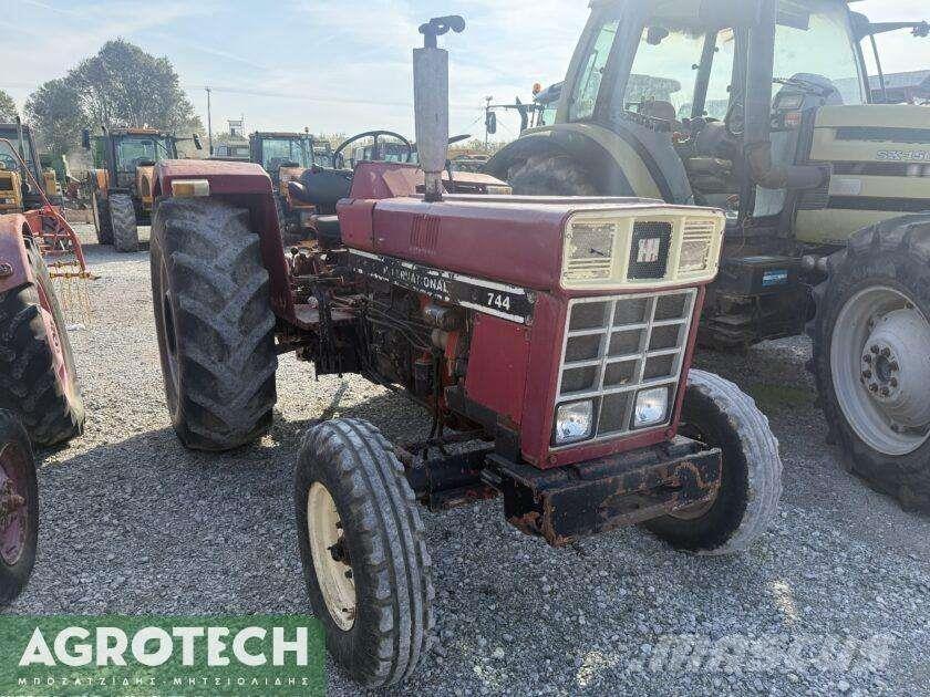International 724 Traktorji