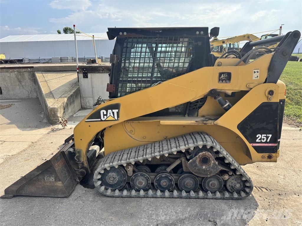 CAT 257 Skid steer mini nakladalci