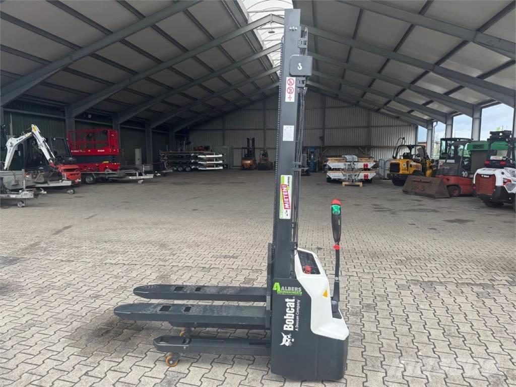 Bobcat LSM12N-7 i Ročni električni viličar