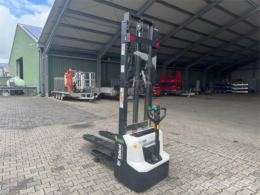 Bobcat LSM12N-7 i Ročni električni viličar