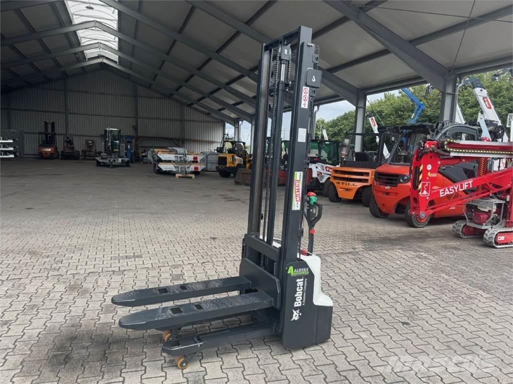 Bobcat LSM12N-7 i Ročni električni viličar