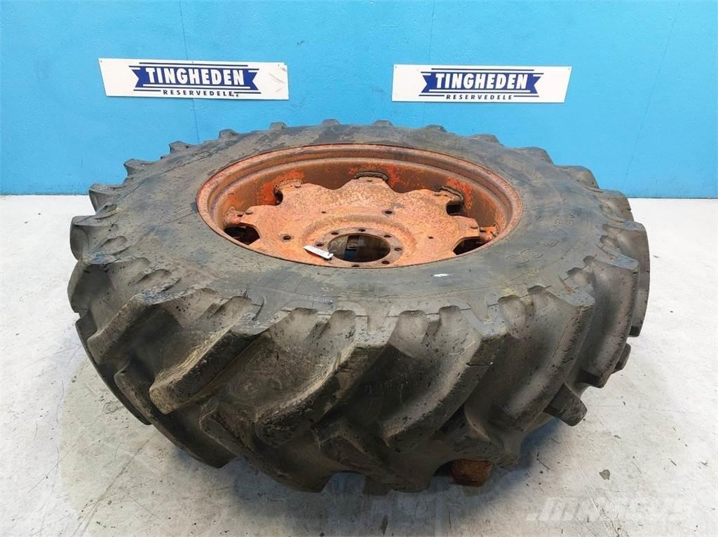  38 18.4 R38 Gume, kolesa in platišča