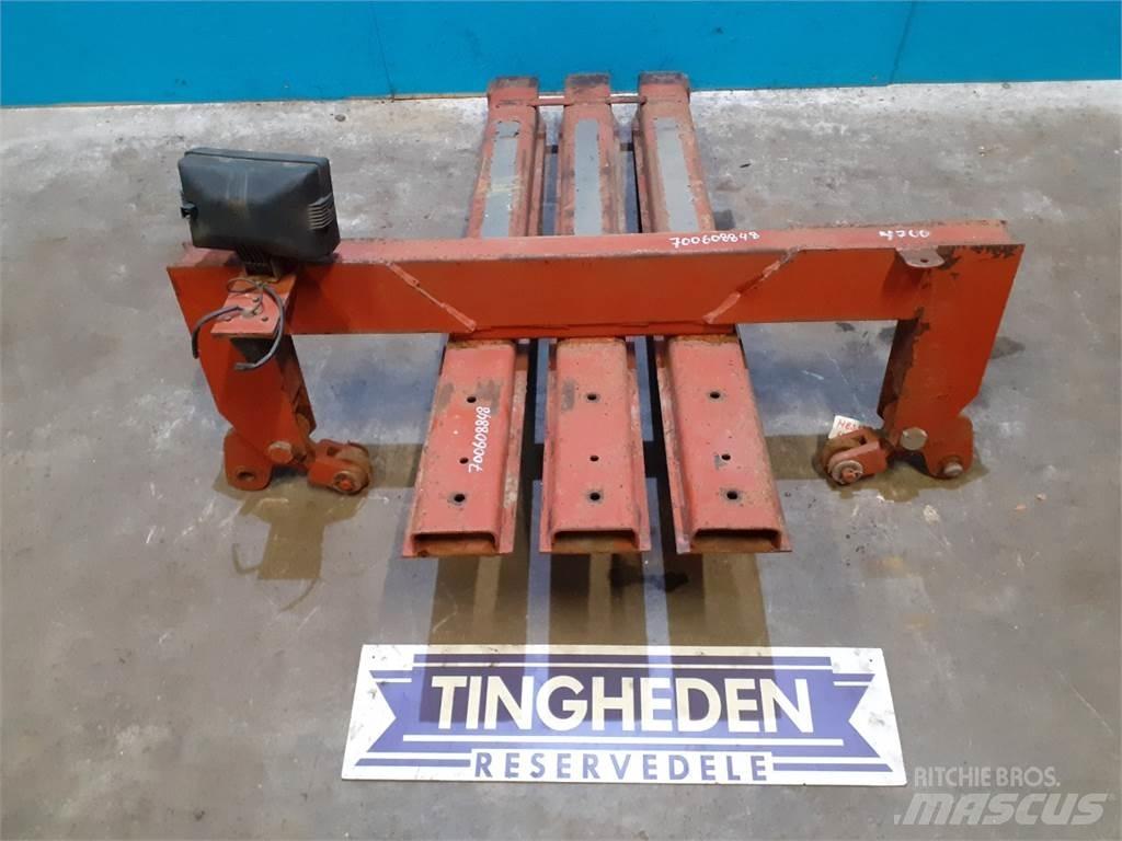 Hesston 4700 Prijemala za bale