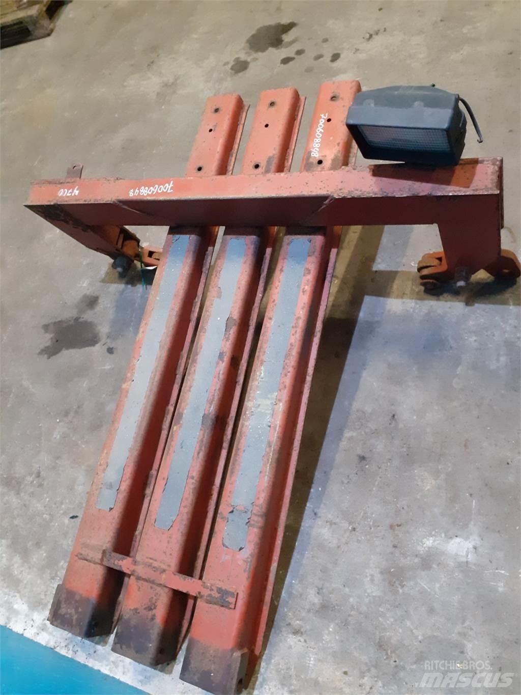 Hesston 4700 Prijemala za bale