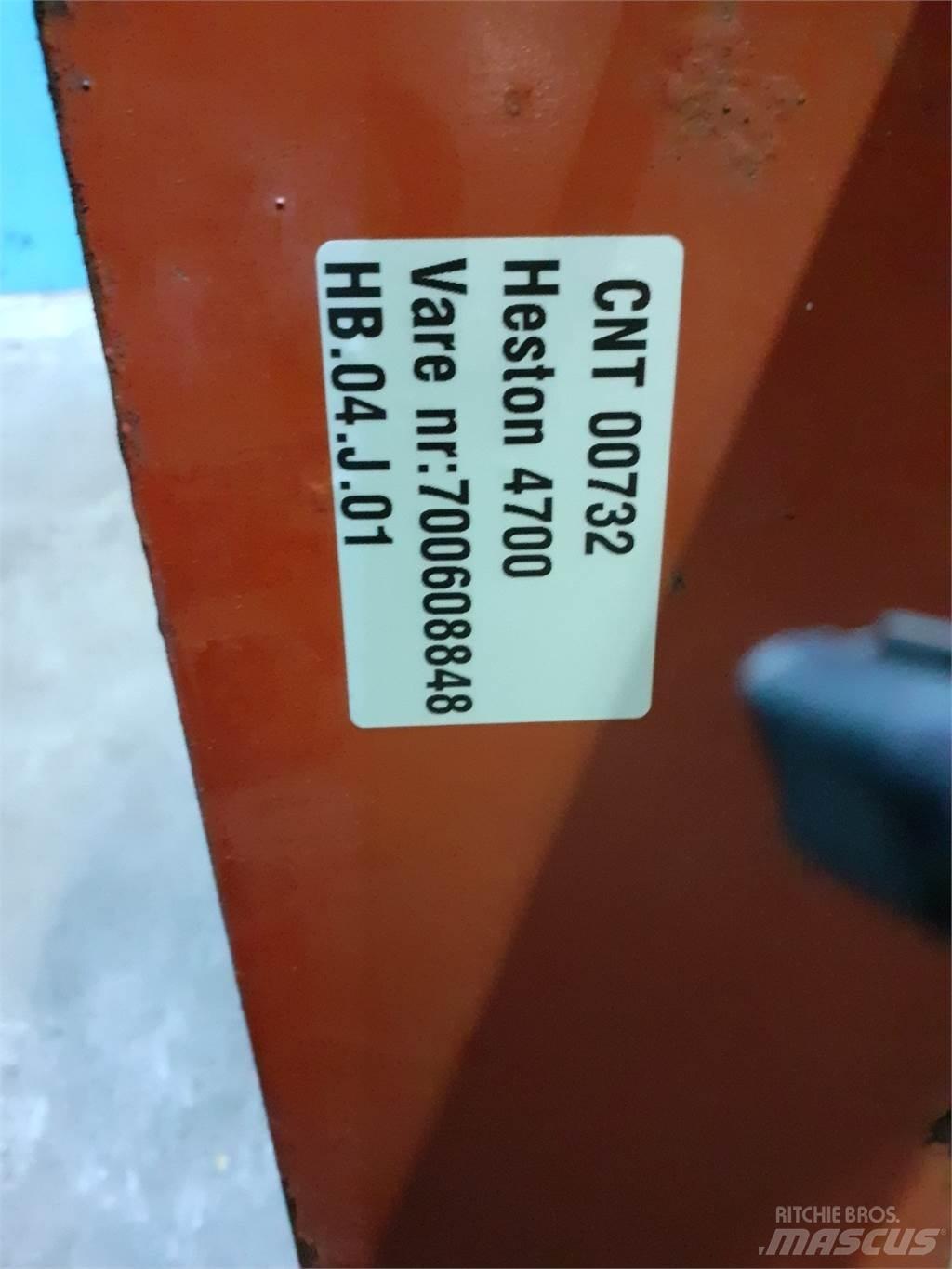 Hesston 4700 Prijemala za bale