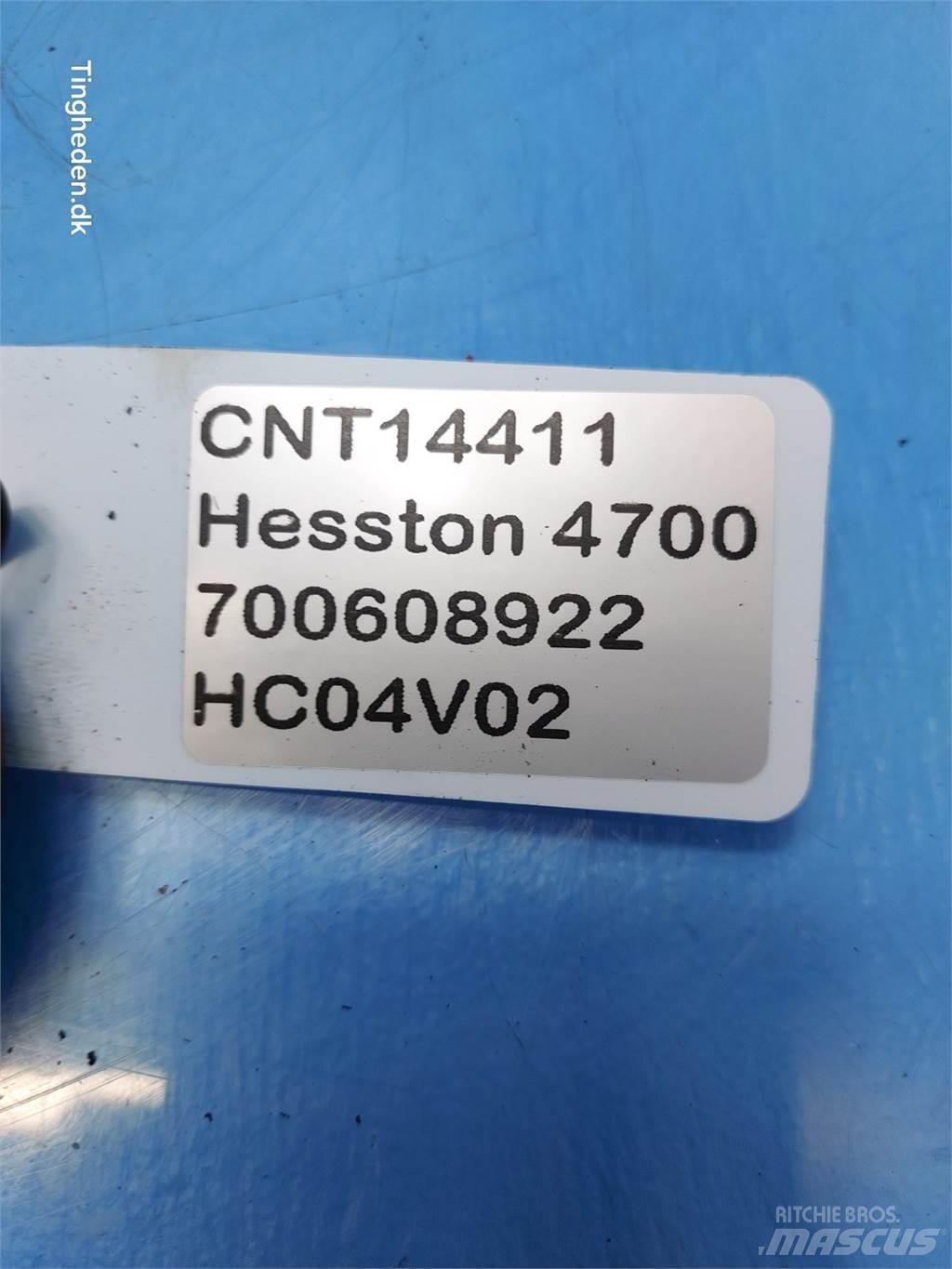 Hesston 4700 Prijemala za bale