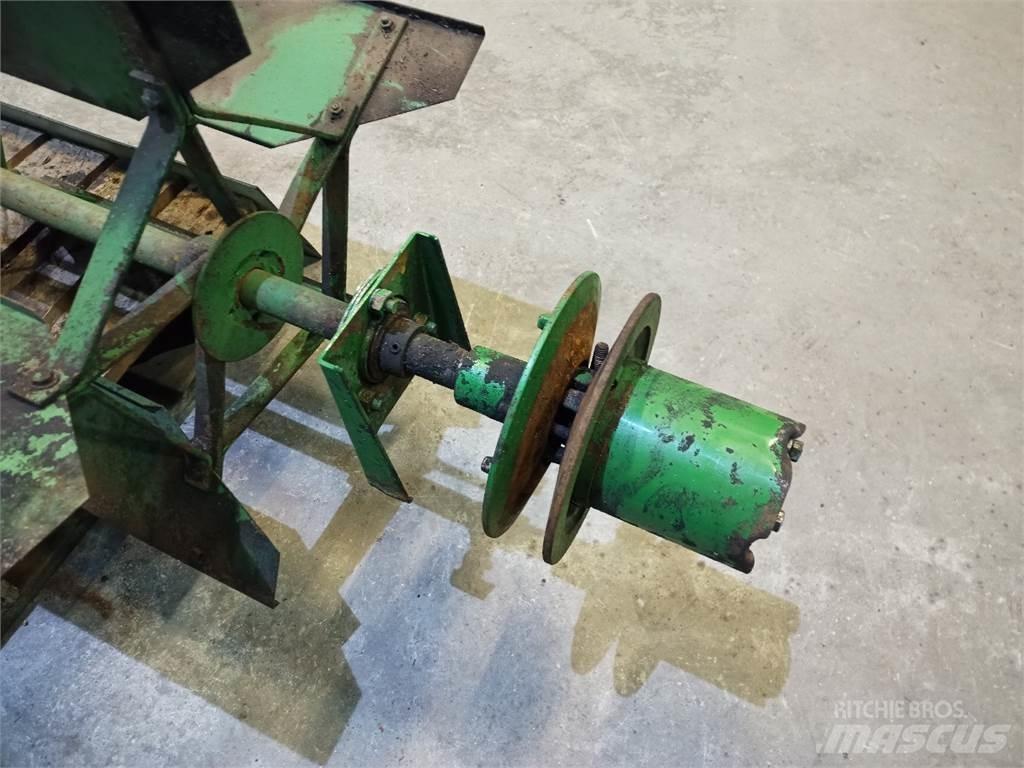 John Deere 1085 Trosilci peska in soli
