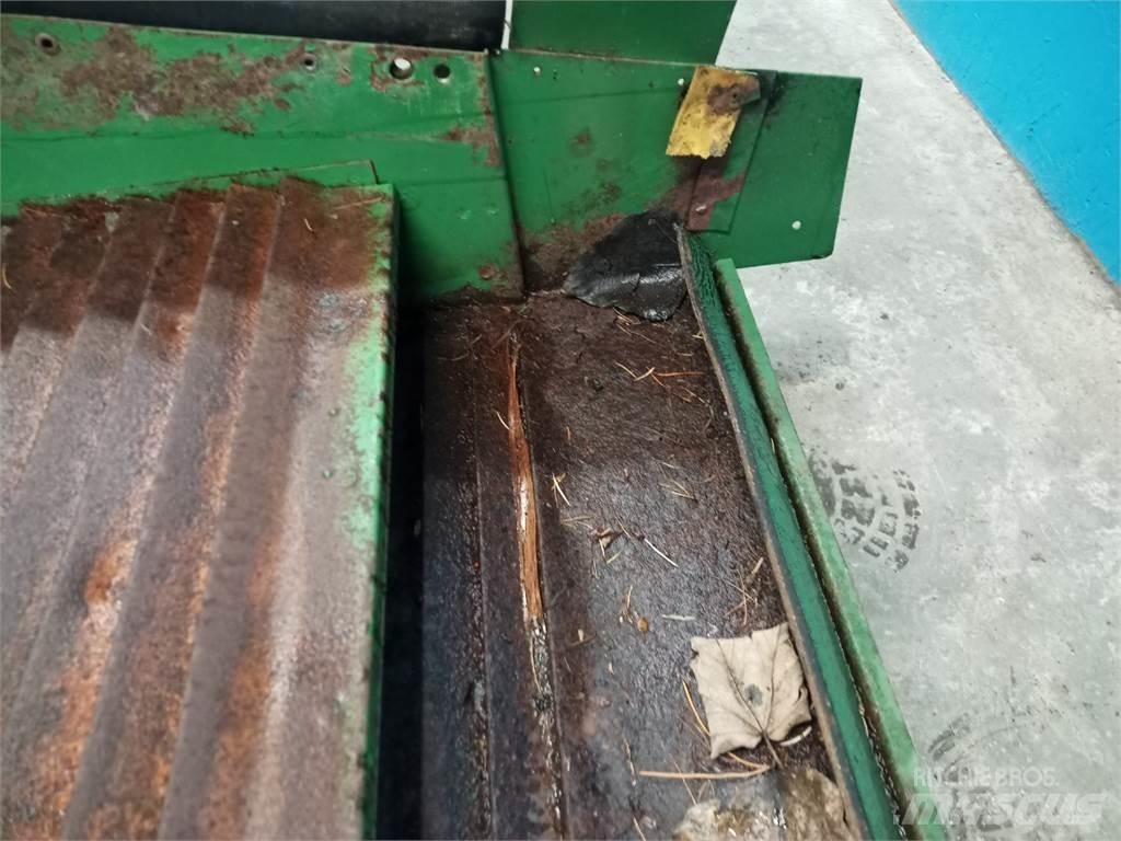 John Deere 1085 Trosilci peska in soli