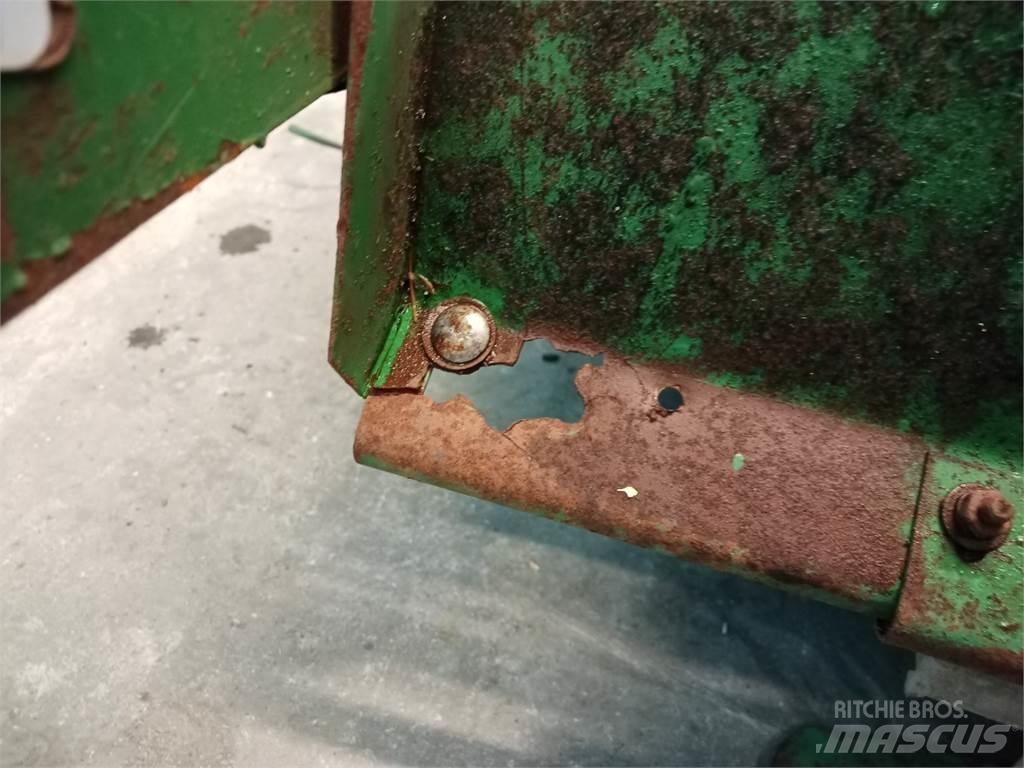 John Deere 1085 Trosilci peska in soli