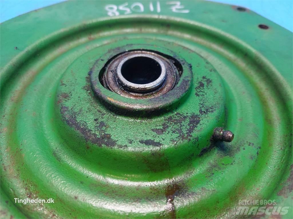 John Deere 1085 Trosilci peska in soli