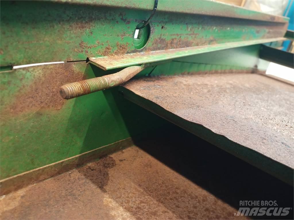 John Deere 2054 Trosilci peska in soli