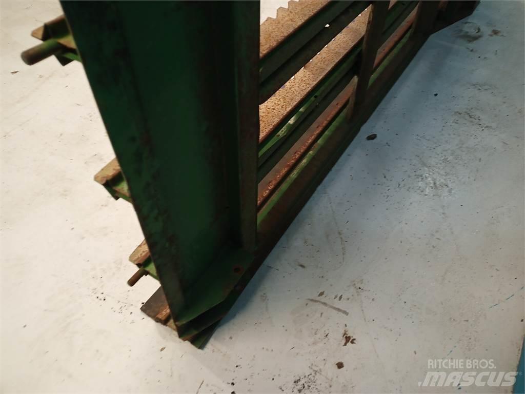John Deere 2054 Trosilci peska in soli