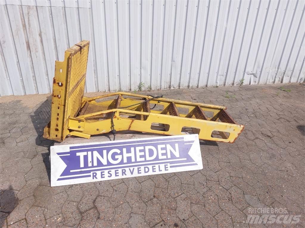 New Holland TF78 Kabine in notranjost