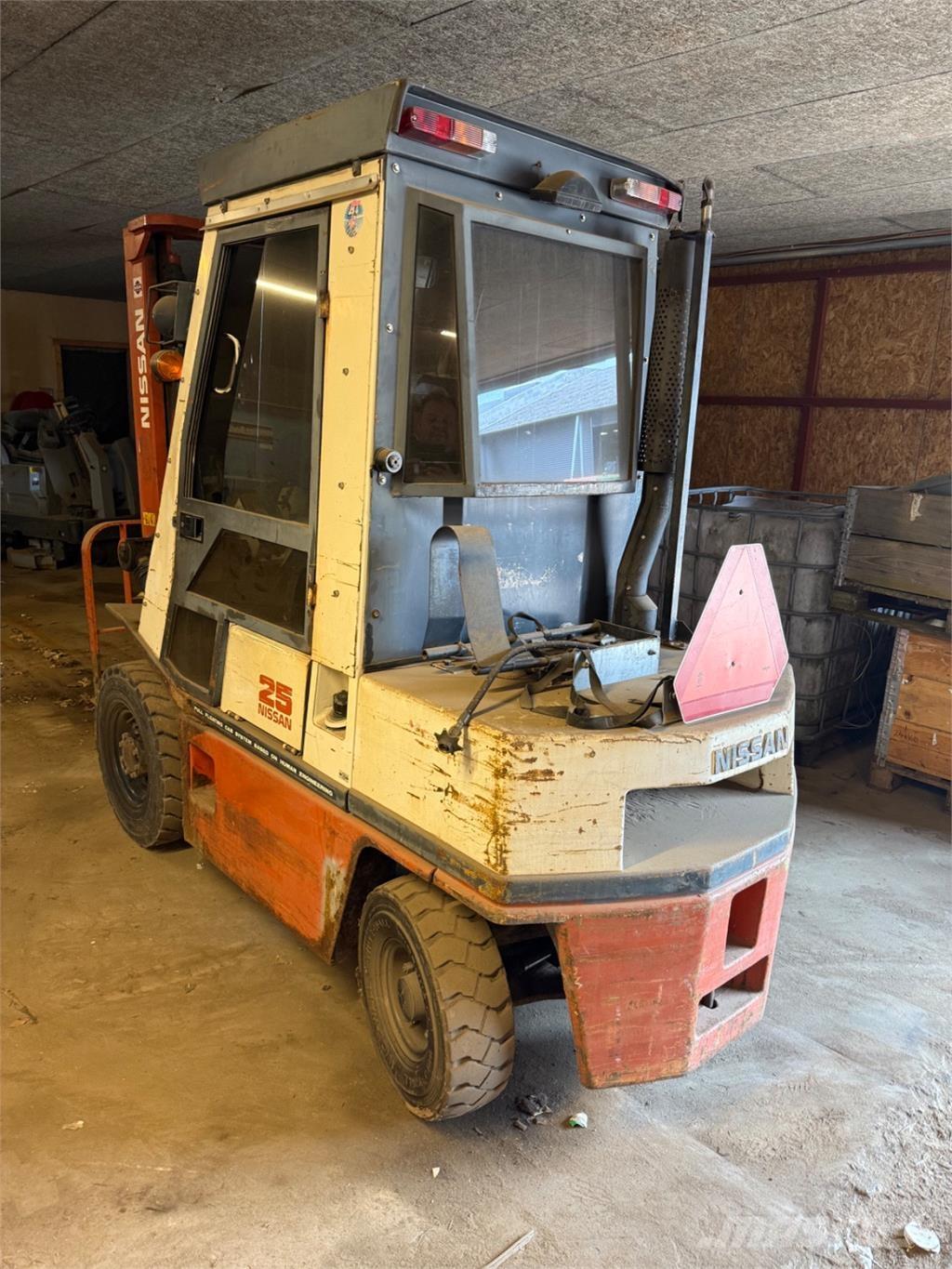 Nissan FG25 Plinski viličarji
