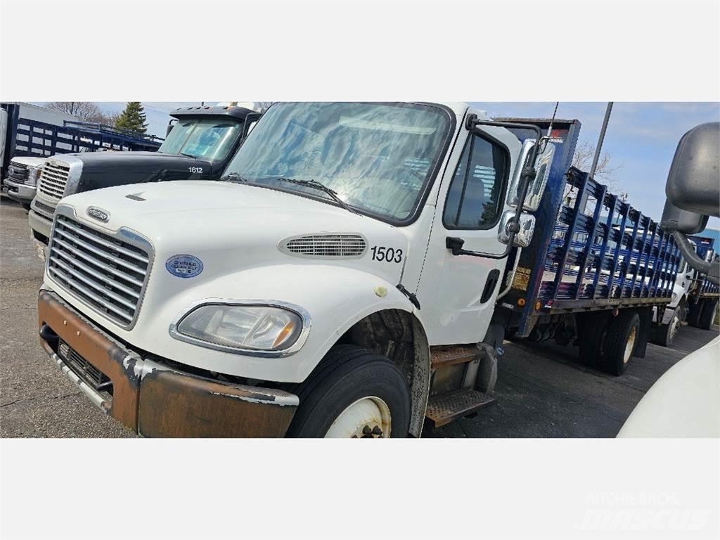 Freightliner M2 106 Tovornjaki s kesonom/platojem