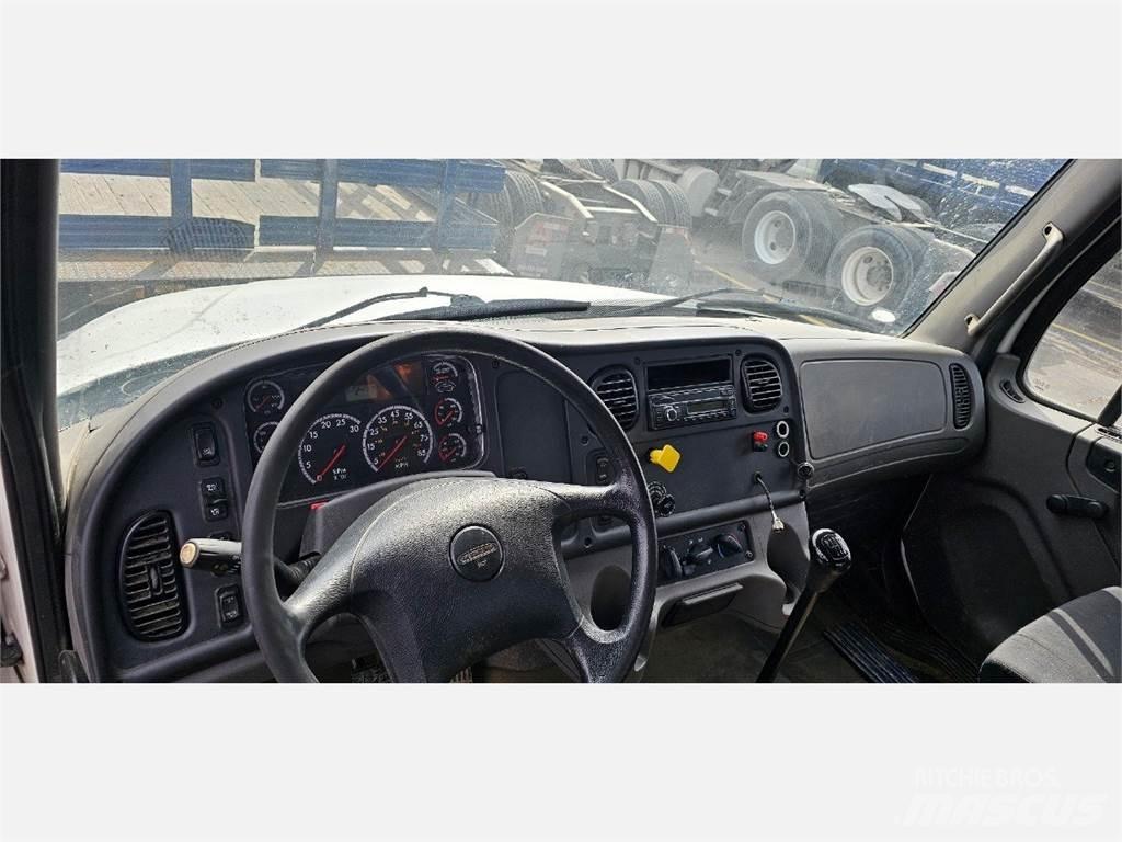 Freightliner M2 106 Tovornjaki s kesonom/platojem