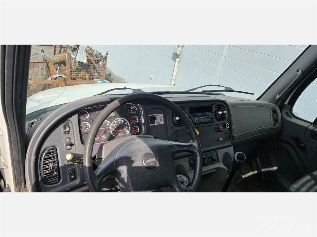 Freightliner M2 106 Tovornjaki s kesonom/platojem
