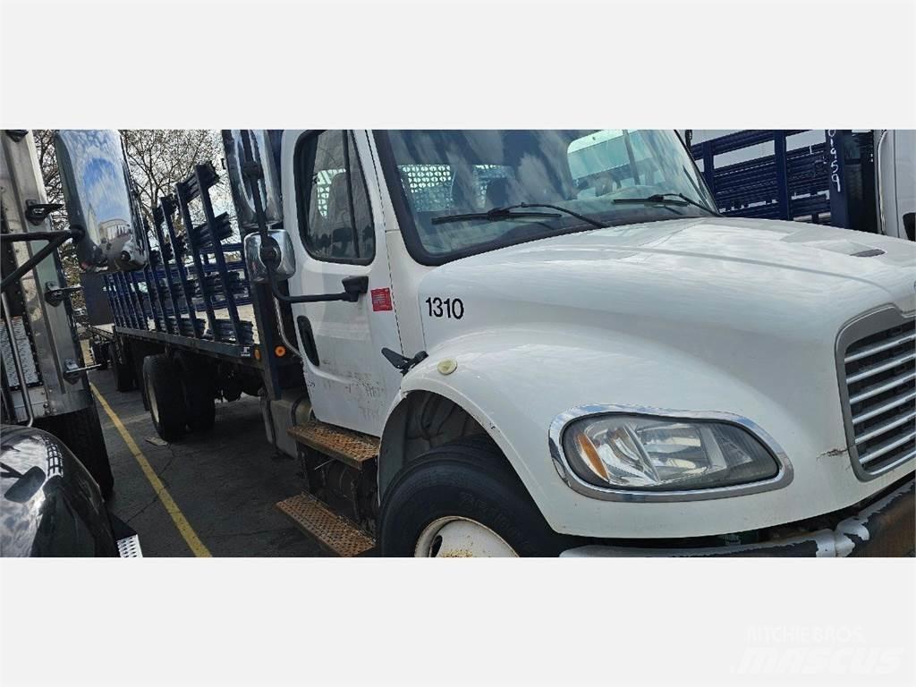 Freightliner M2 106 Tovornjaki s kesonom/platojem