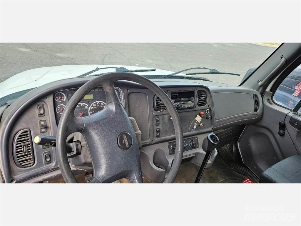 Freightliner M2 106 Tovornjaki s kesonom/platojem