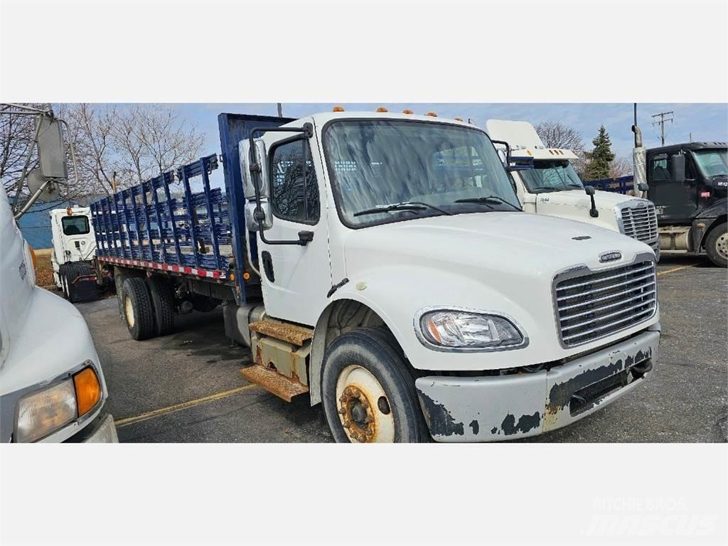 Freightliner M2 106 Tovornjaki s kesonom/platojem