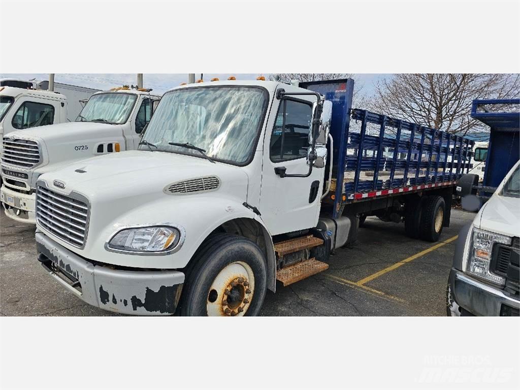 Freightliner M2 106 Tovornjaki s kesonom/platojem
